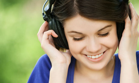 Young-woman-listening-to-music